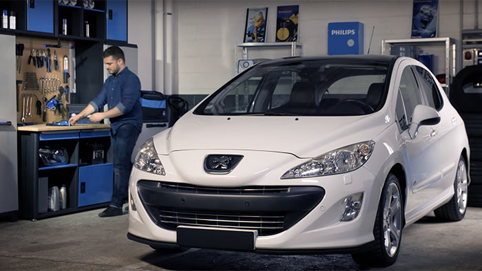 Jak wymienić żar&oacute;wki samochodowe w Peugeocie 308